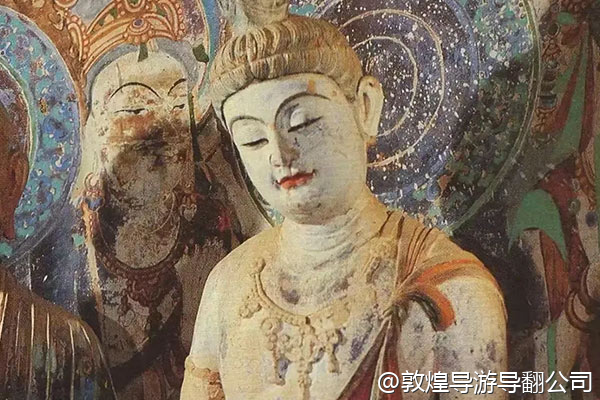 准备从上海出发，去敦煌玩两天，时间比较紧，想把莫高窟和鸣沙山都玩透，住哪里去这两个地方都方便？晚上有什么好吃的夜市推荐？