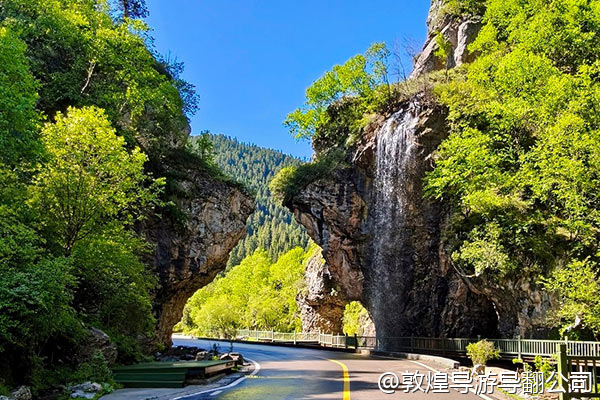 我们几个朋友想去敦煌跨年，12月31日晚上有什么特别的活动吗？鸣沙山晚上开放吗？或者有没有举办烟花秀或音乐节的地方？