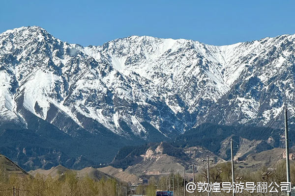 我们是一家三口,孩子七岁,暑假从北京出发去敦煌,不想太累,求一个五天的亲子游行程,最好能有沙漠露营或者和动物互动的体验