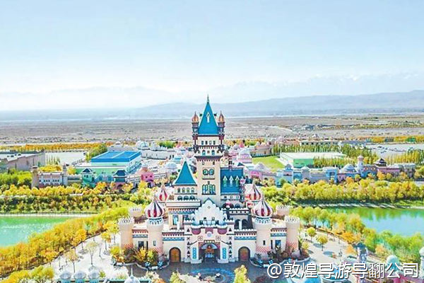 第一次带父母去敦煌，大概四天时间，想轻松一点，莫高窟和鸣沙山肯定要去，还有什么适合老人的地方吗？住宿是住在市区方便还是敦煌山庄那边好？