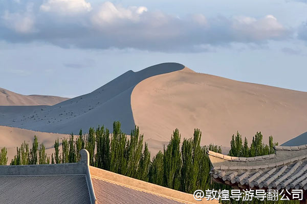 从西安出发,自驾去敦煌,有什么推荐的路线?沿途在哪里歇脚比较好?大概需要几天?敦煌本地的酒店需要提前多久订?