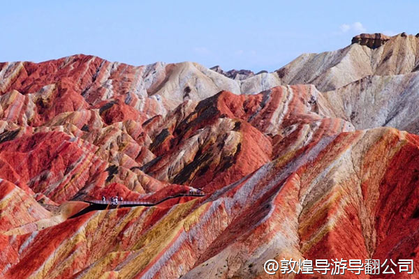 带孩子（10岁）暑假去敦煌，除了看窟，还有什么适合孩子动手体验的活动吗？比如壁画临摹或者泥坯画制作？有哪些机构在做这个？