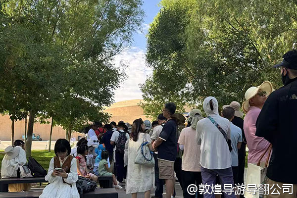 情侣两个人，想去敦煌玩四天，预算一万块左右，能玩得比较舒服吗？包含机票、住宿、包车和吃喝玩乐。