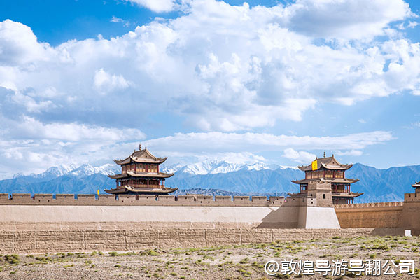 一家四口，孩子一个初中一个小学，暑假去敦煌，想让孩子对历史产生兴趣，有没有适合亲子的研学团，能把历史故事和实地参观结合起来？