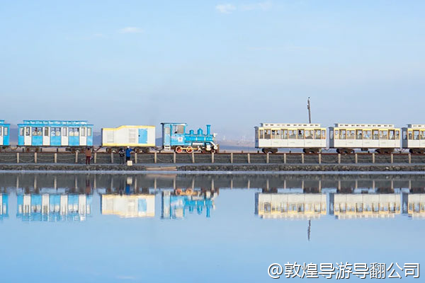 想带父母去敦煌看看，他们腿脚还行，但不太能走长路。鸣沙山骑骆驼累不累？莫高窟参观要走多久？有没有省力的游览路线推荐？