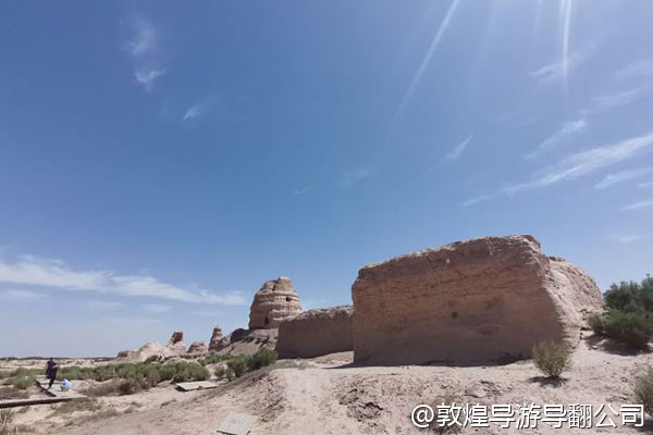 我们是几个家庭一起出游，想租一个带院子的民宿或者别墅，大家住在一起热闹一点，敦煌有这样的住宿吗？