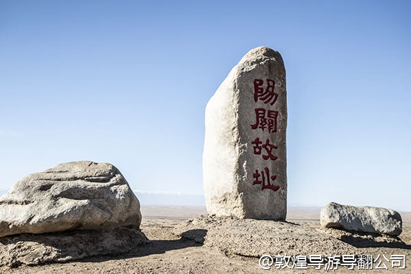 公司想奖励优秀员工去敦煌旅游，大概五六个人，想要一个高品质、私密的行程，住最好的酒店，有专属导游，预算不是问题，有推荐方案吗？