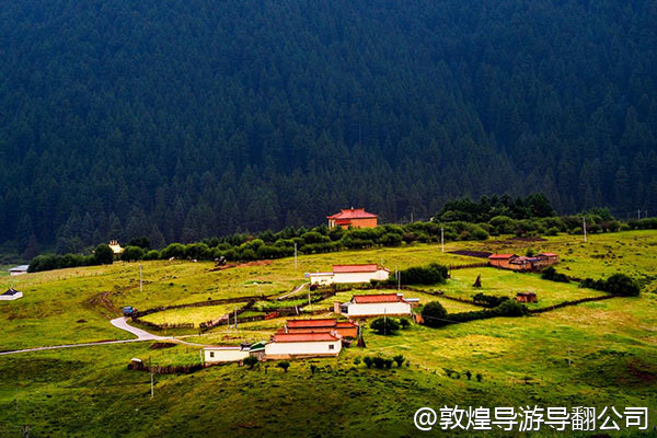 从杭州出发，想坐火车去敦煌，体验一下丝绸之路的慢旅行，有推荐的火车线路吗？路上风景怎么样？卧铺票好买吗？