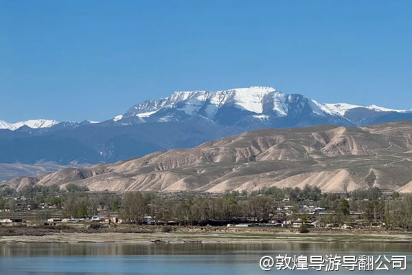 打算一个人去敦煌跨年,想找一个热闹一点的青旅或者民宿,大家一起包饺子、看烟花,有推荐的吗?
