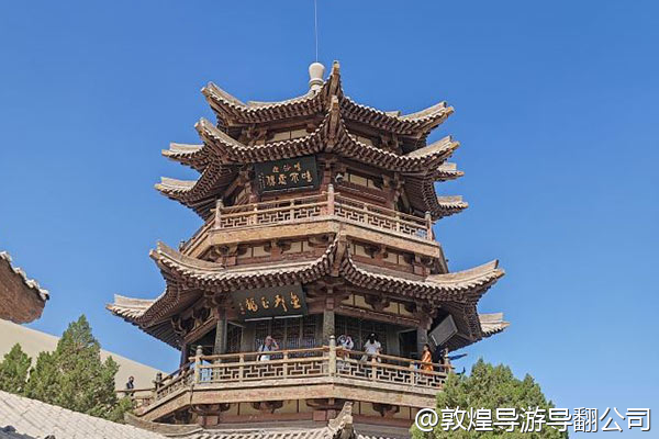 我们是两个男生，想去敦煌玩一些有挑战性的户外项目，比如沙漠越野、滑翔伞、热气球，这些都有吗？怎么玩？