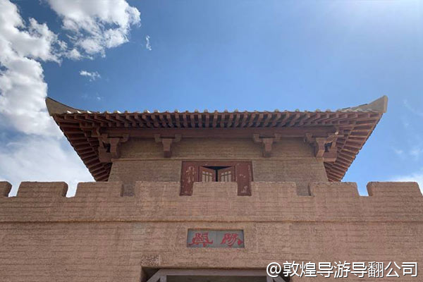 想了解一下敦煌的雅丹魔鬼城，怎么去？有公共交通吗？还是必须包车？那里看日落大概几点结束？回来会不会太晚？
