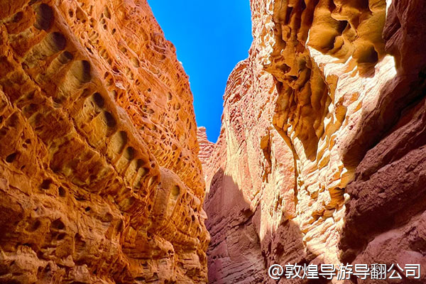 我们是一群户外爱好者,想从敦煌出发,徒步穿越一段祁连山,有专业的向导和后勤保障团队推荐吗?需要什么季节去最好?
