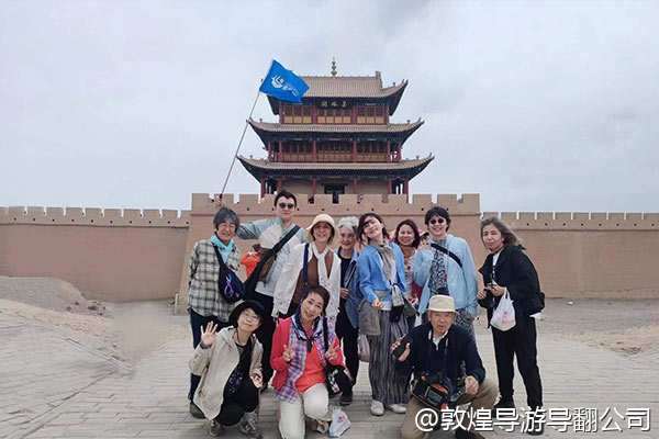 我们是一群美术生,想去敦煌临摹壁画,需要办理什么手续吗?莫高窟里面允许临摹吗?还是只能在复制洞窟或者博物馆里?
