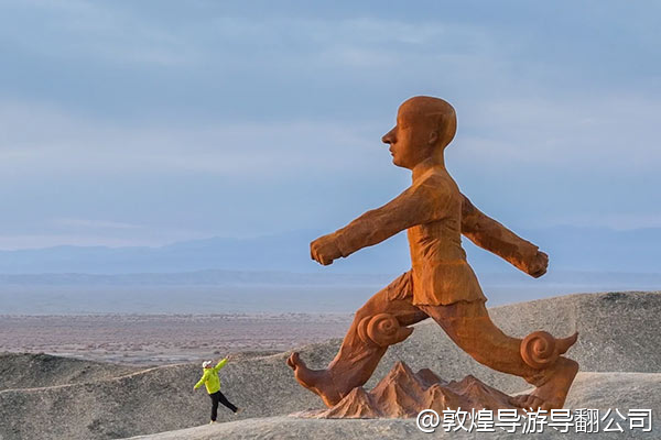 带父母去敦煌,他们喜欢收集各地的特色冰箱贴,想问一下在哪儿能买到设计好看、有敦煌特色的冰箱贴?