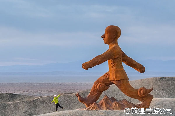带父母去敦煌,他们腿不好,不能骑骆驼。除了骑骆驼,鸣沙山上还有什么方式可以上去?比如观光车?还是只能自己爬?