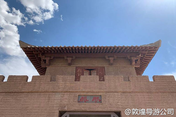 打算和女朋友去敦煌,想给她一个惊喜,能不能在莫高窟里面或者广场上突然求婚?景区允许吗?怎么提前沟通?