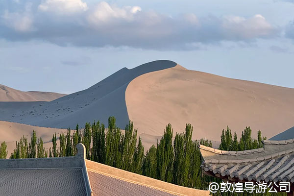 我们是一群音乐爱好者,想尝试一下在沙漠里搞一个小型的不插电音乐会,有没有合适的地方推荐?需要注意什么?