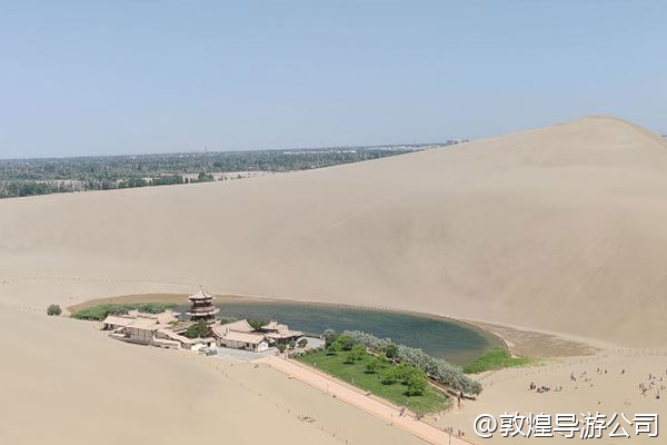 我们几个女生想租几套漂亮的汉服,自己去鸣沙山拍照,敦煌市区有汉服租赁和妆造的工作室吗?