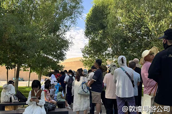 带父母去敦煌,他们想买点当地的土特产,比如李广杏干、锁阳什么的,去哪里买比较放心?有什么牌子推荐?