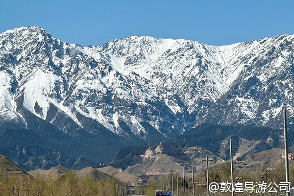 从深圳坐飞机到敦煌,经停哪里比较常见?飞行时间总共要多久?
