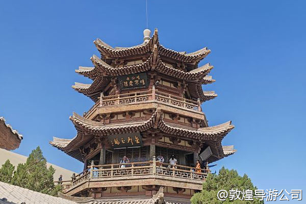 公司奖励旅游想去敦煌，预算每人六千左右，想有会议环节和沙漠晚宴，怎么规划？